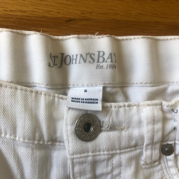St John’s Bay white stretch denim capri pants. Size 6 - Picture 2 of 3